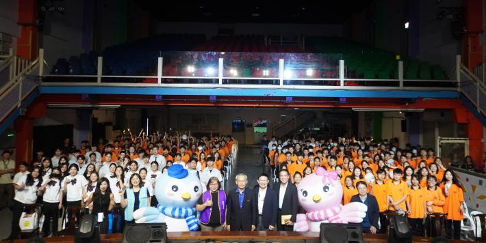 圖說二：外交部領事事務局副局長賴銘琪（左二）、組長曾曉峯（右一）、莊敬高職校長林淑貴（左一）、威盛電子副總經理黎少倫（右二）及莊敬高職同學大合照。