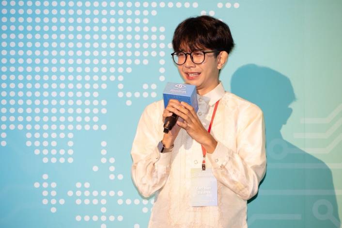 圖說三：首獎得主Carl Ivan Baleros發表感言。