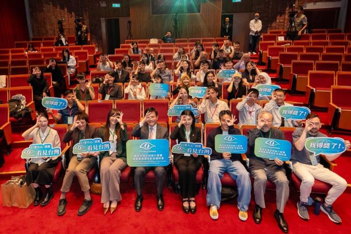 圖說五：外交部長林佳龍與「尋找台灣#FindingTAIWAN全球徵片競賽」出席來賓合影。