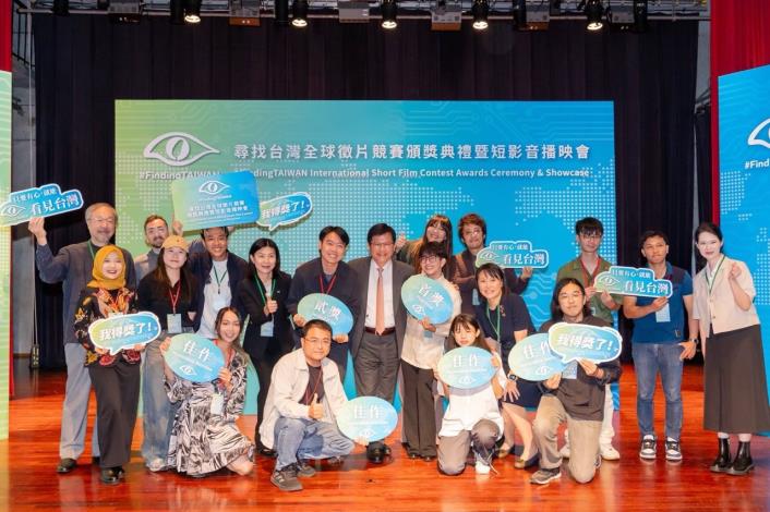 圖說四：外交部長林佳龍與「尋找台灣#FindingTAIWAN全球徵片競賽」出席貴賓及全體入圍者合影。