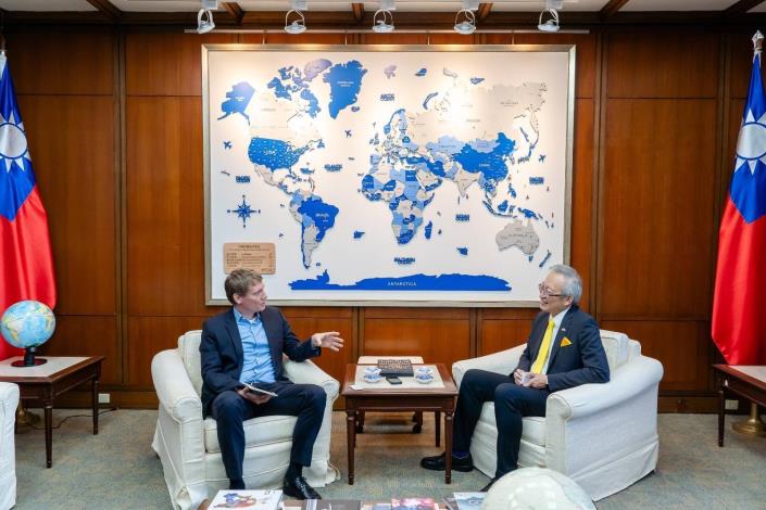 圖說一：外交部政務次長吳志中接受德國《法蘭克福廣訊報》專訪，強調台灣憑藉民主制度、半導體科技優勢及國際合作，面對區域挑戰。