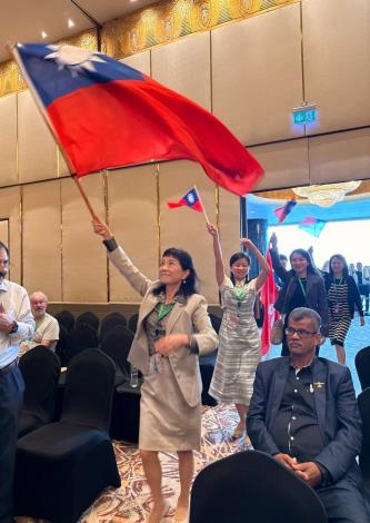 圖說一：台灣女醫師協會成員手持中華民國國旗於「第33屆國際女醫師協會世界大會」開幕式進場。