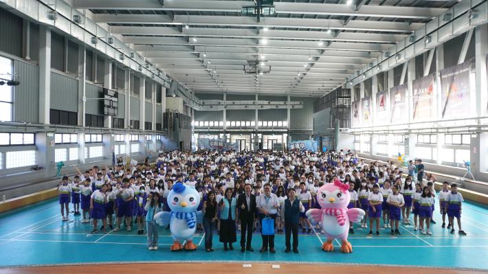 圖說二：外交部領事事務局組長曾曉峯（右三）、士林國中校長胡智為（右二）及士林國中同學大合照。