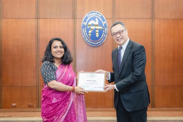 圖說一：外交部政務次長陳明祺頒發結業證書給第三屆「非政府組織國際種子專業人才培訓計畫」印度籍學員Radhika Modi女士。