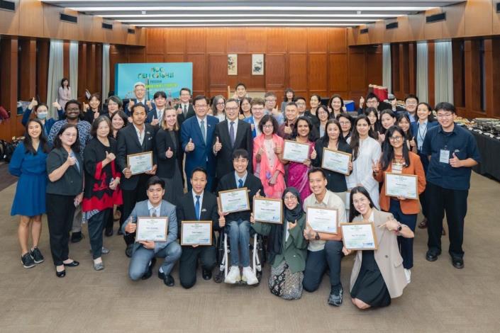 圖說三：外交部政務次長陳明祺、「財團法人台灣海外援助發展聯盟（Taiwan AID）」理事長王金英、美國在台協會公共外交官員史佩靈（Jennifer Steffensen）與第三屆「非政府組織國際種子專業人才培訓計畫」學員及我國NGO代表等與會貴賓合影。