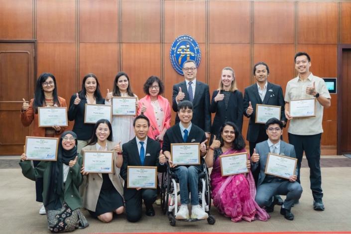 圖說二：外交部政務次長陳明祺（後排右四）、「財團法人台灣海外援助發展聯盟（Taiwan AID）」理事長王金英（後排右五）及美國在台協會公共外交官員史佩靈（Jennifer Steffensen，後排右三）與第三屆「非政府組織國際種子專業人才培訓計畫」11名學員合影。