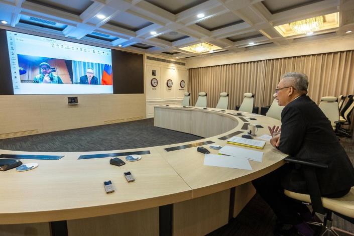 圖說一：外交部政務次長吳志中接受捷克「布拉格國際廣播電台」（RPI）視訊專訪，強調以民主韌性與半導體實力深化台捷夥伴關係、維護區域穩定。