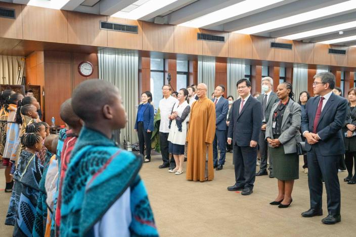 圖說一：外交部長林佳龍（右三）及阿彌陀佛關懷中心慧禮法師（右四）等外賓及同仁觀賞賴索托院童歌唱表演。