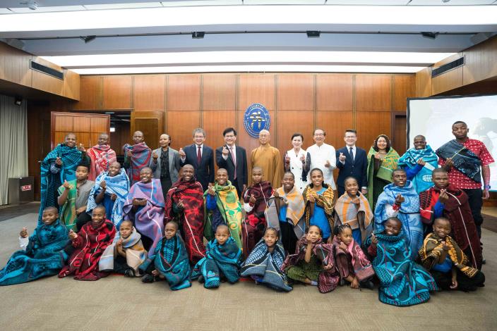 圖說四：外交部長林佳龍（後排左六）、阿彌陀佛關懷中心慧禮法師（後排左七）、史瓦帝尼王國大使館臨時代辦Nontokozo Shongwe-Tsabedze（後排左四）、外交部亞非司司長顏嘉良（後排左五）、阿彌陀佛關懷協會執行長陳阡蕙（後排右六）及秘書長林青嶔（後排右五）、外交部NGO國際事務會副執行長康嘉棋（後排右四）及阿彌陀佛關懷中心院童合影。