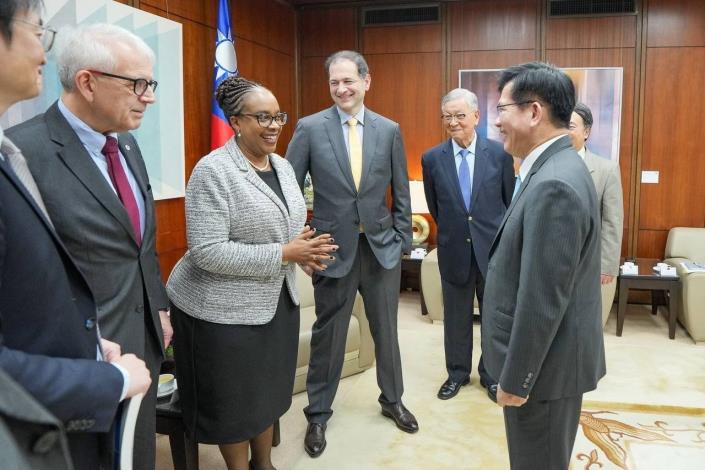 圖說三：外交部長林佳龍與「世界醫師會」訪團交流。