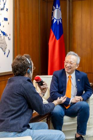 圖說一：外交部政務次長吳志中接受訪團主持人及法國在台協會專訪，分享台灣飲食文化。