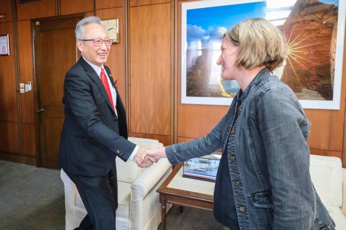 圖說一：外交部政務次長吳志中接受《法新社》專訪，說明歐美國家基於共同利益而齊心關切台海議題。