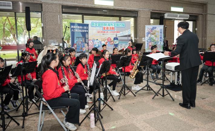 圖說五：外交部邀請東門國小管樂團出席活動並演奏耶誕樂曲，預祝現場民眾佳節愉快。