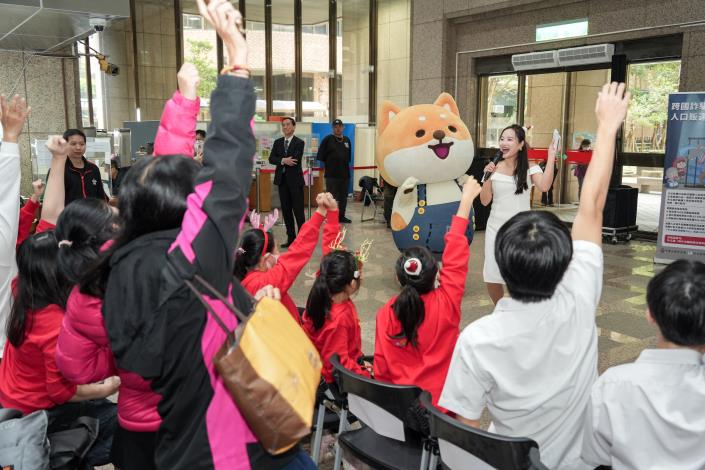 圖說四：在場學生及民眾於旅外安全及防詐宣導後，踴躍參與有獎徵答。