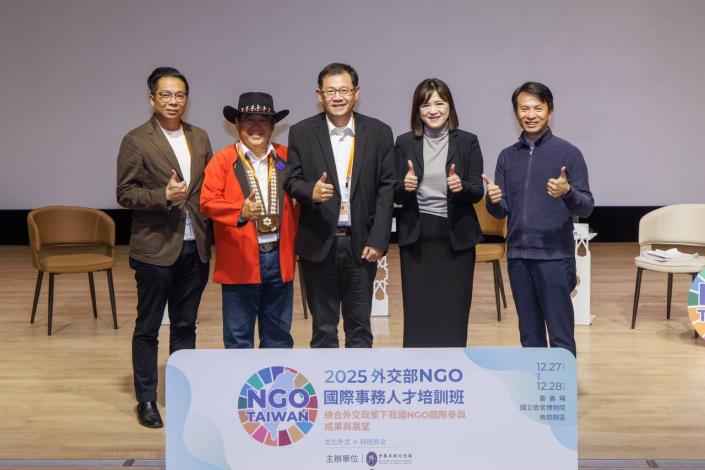 圖說三：嘉義縣文化觀光局長徐佩鈴（右二）主持「旅遊外交」座談會，與英迪格酒店經理楊智男（左一）、優遊吧斯董事長鄭虞坪（左二）及雄獅旅遊總經理王岳聰（右一）交流台灣發展旅遊外交的願景。