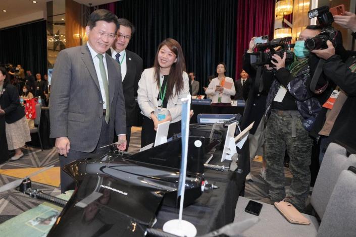 圖說七：外交部長林佳龍參觀無人機展示攤位。