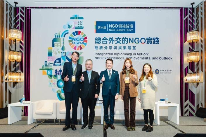 圖說五：「同盟外交」場次講者合影（由左至右：科技、民主與社會研究中心召集人陳東升、前國家安全會議諮詢委員李漢銘、外交部非政府組織國際事務會副執行長康嘉棋、台灣數位外交協會創辦人郭家佑及開放文化基金會執行長李欣穎）。