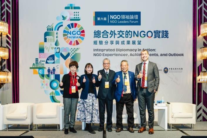 圖說四：「價值外交」場次講者合影（由左至右：台灣民主基金會執行長廖達琪、財團法人國際合作發展基金會副秘書長謝佩芬、佛教慈濟慈善基金會副執行長熊士民、公民監督國會聯盟理事長謝東儒及美國國際共和研究所（IRI）在台計畫主任歐睿思（Christopher Olsen））。