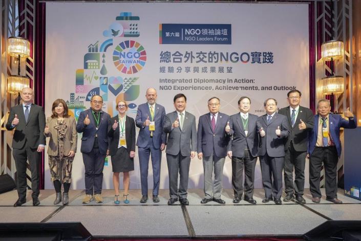 圖說三：外交部長林佳龍與「經濟外交」場次講者及貴賓合影（由左至右：波蘭臺北辦事處處長雅努什．畢爾斯基（Janusz Henryk Bilski）、大肚山產業創新基金會執行長廖紫岑、中華民國全國工業總會秘書長呂正華、WeWorld處長碧琪奈莉（Stefania Piccinelli）、主席奇耶薩拉、外交部長林佳龍、中華民國國際經濟合作協會理事長呂桔誠、台灣區電機電子工業同業公會秘書長林全能、中華民國對外貿易發展協會秘書長王熙蒙、外交部非政府組織國際事務會執行長江振瑋、公民監督國會聯盟理事長謝東儒）。