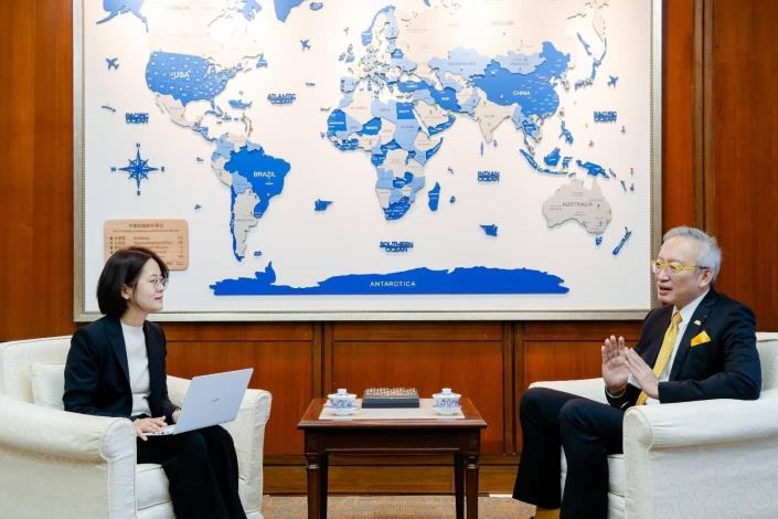 圖說二：外交部政務次長吳志中表示，台灣強化國防旨在維持台海現狀與落實自我防衛，全球半導體供應鏈安全亦須由民主國家共同維護。