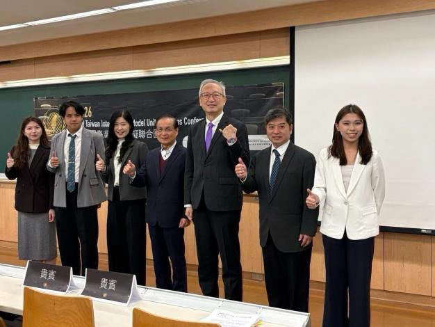 圖說二：外交部政務次長吳志中（右三）與財團法人商業發展研究院董事長許添財（左四）、龍騰文化事業股份有限公司總經理陳美妃（左三）等與會貴賓合影。