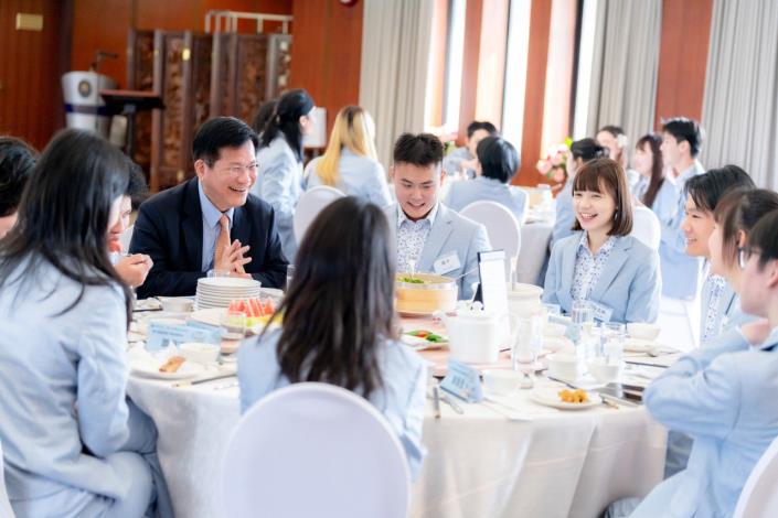 圖說三：外交部長林佳龍逐桌與國際青年大使餐敘。