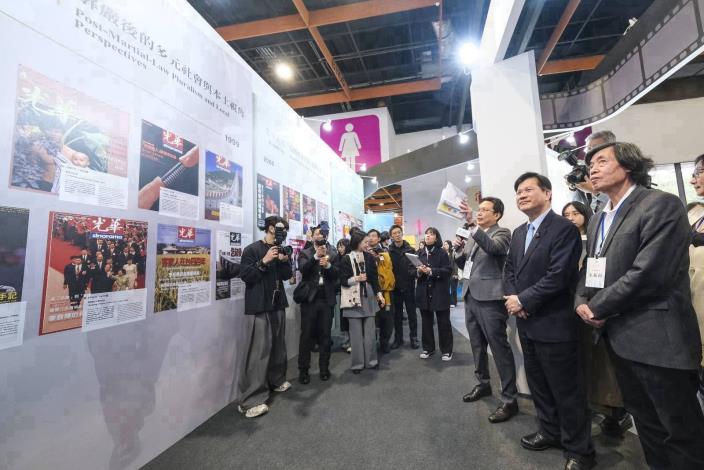 圖說二：外交部長林佳龍與貴賓聽取主展牆解說，瞭解《台灣光華雜誌》50年來報導內容的轉變與特色。