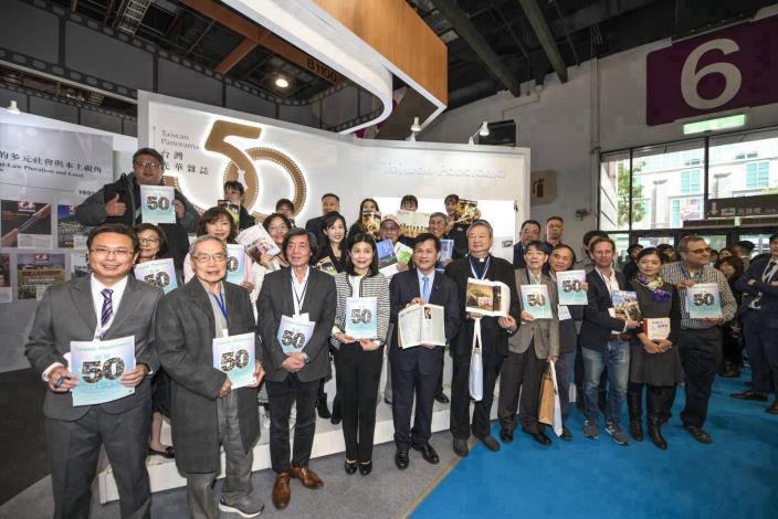 圖說一：外交部長林佳龍與《台灣光華雜誌》歷年受訪貴賓、合作夥伴、退休同仁代表及超過20年的忠實讀者合影留念。