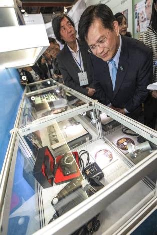 圖說四：外交部長林佳龍參觀《台灣光華雜誌》老文物展覽區。