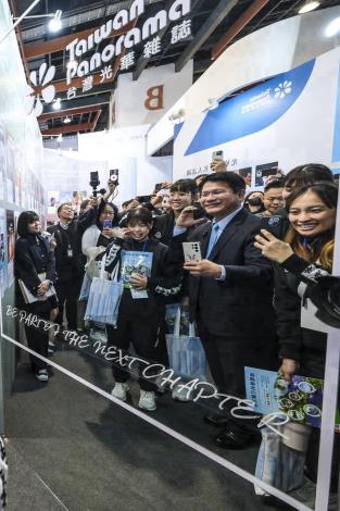 圖說三：外交部長林佳龍於《台灣光華雜誌》50週年自拍牆前，與世界冠軍景美女中拔河隊合影留念。