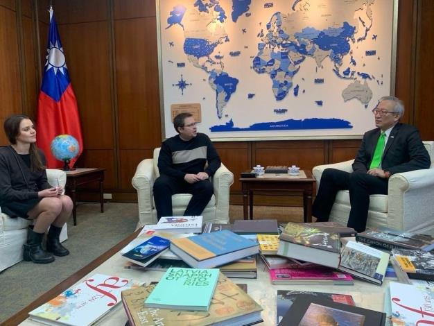 圖說一：外交部政務次長吳志中接受「波蘭廣播電台」專訪，剖析反制中國威脅與烏克蘭戰爭的啟示。