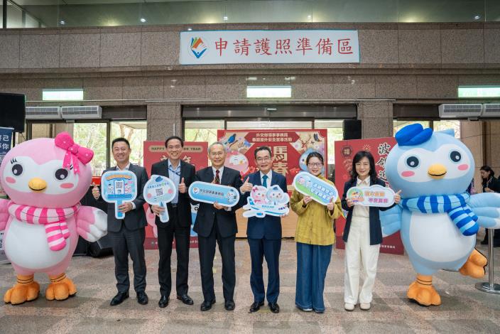 圖說三：外交部領事事務局局長鄭正勇偕主管們出席春節旅外安全宣導活動。