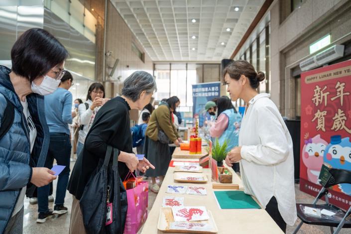 圖說四：外交部領事事務局邀請剪紙藝術家設計馬年造型窗花，讓現場民眾索取。