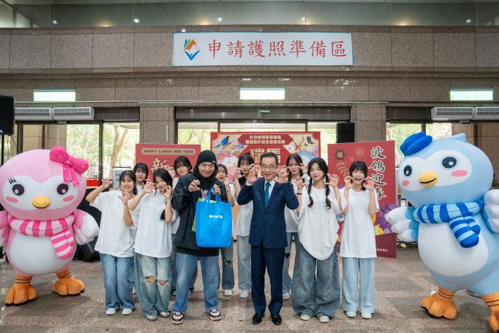 圖說二：莊敬高職JJ Twice舞團熱情演出，增添活動熱絡氣氛，獲得民眾掌聲肯定。