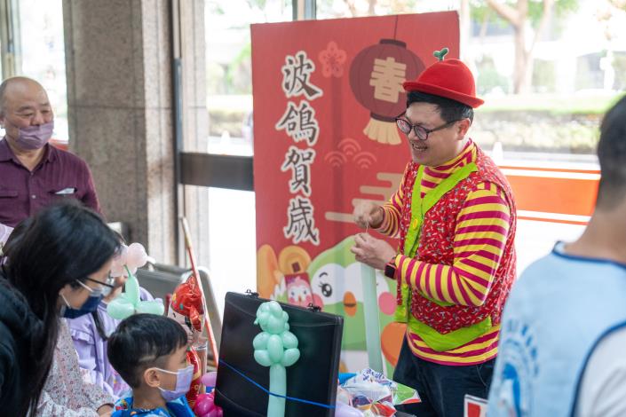 圖說五：外交部領事事務局邀請專業氣球達人於現場折造型氣球增添年節氛圍，大人小孩都喜歡。