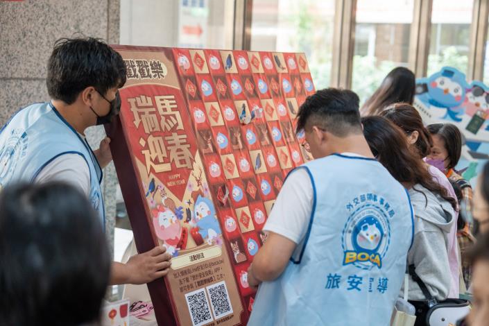 圖說六：邀請民眾加入該局LINE好友及下載「旅外安全指南」APP並參與互動遊戲戳戳樂。