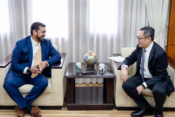 圖說一：外交部政務次長陳明祺接受美國《外交政策》記者 Rishi Iyengar 專訪，說明台美關係發展、自我防衛決心及對中立場。