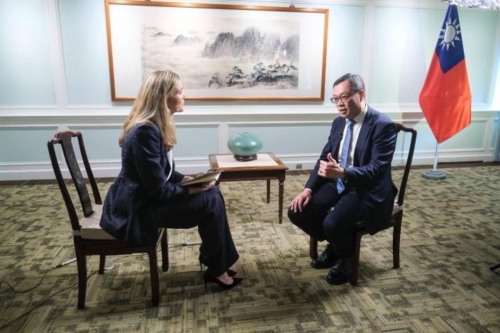 圖說一：外交部政務次長陳明祺接受美國「哥倫比亞廣播公司」（CBS News）專訪，說明台灣因應能源衝擊的作法。