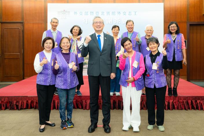 圖說四：外交部政務次長吳志中與外交志工及台北賓館志工夥伴們分批合影留念之一。