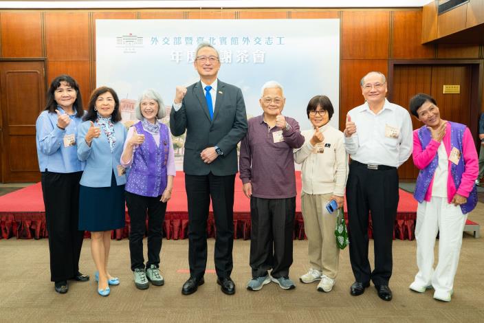 圖說八：外交部政務次長吳志中與外交志工及台北賓館志工夥伴們分批合影留念之五。