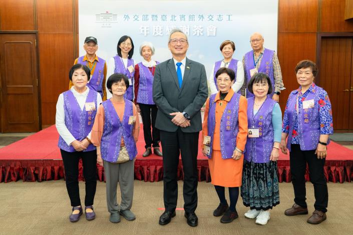 圖說七：外交部政務次長吳志中與外交志工及台北賓館志工夥伴們分批合影留念之四。