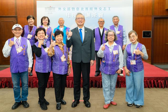 圖說五：外交部政務次長吳志中與外交志工及台北賓館志工夥伴們分批合影留念之二。