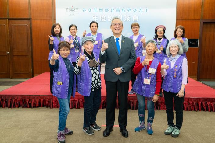 圖說六：外交部政務次長吳志中與外交志工及台北賓館志工夥伴們分批合影留念之三。
