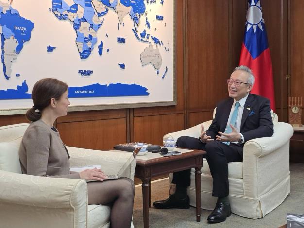 圖說一：外交部政務次長吳志中接受《義務報》（Le Devoir）專訪，說明台灣強化自我防衛能力，展現守護國家安全及維持現狀的決心。