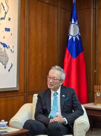 圖說二：外交部政務次長吳志中指出，台海安全與印太區域穩定高度連動，台灣將致力維持現狀，並避免情勢升高。
