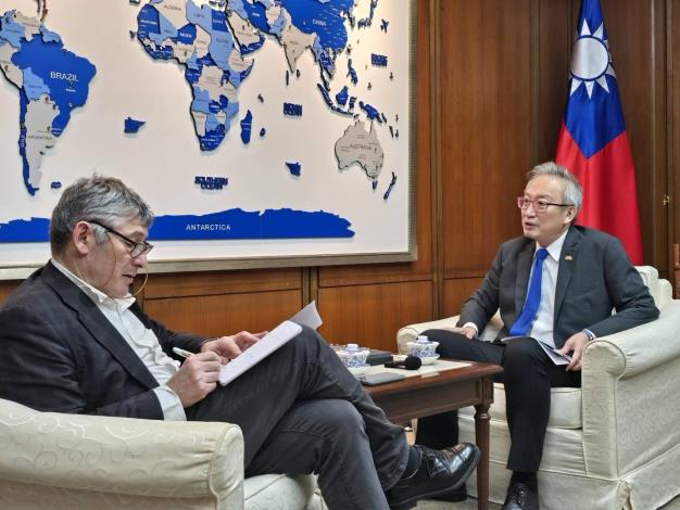 圖說一：外交部政務次長吳志中接受法國《挑戰週刊》專訪，強調台灣具備高度經濟韌性，並為全球重要合作夥伴。