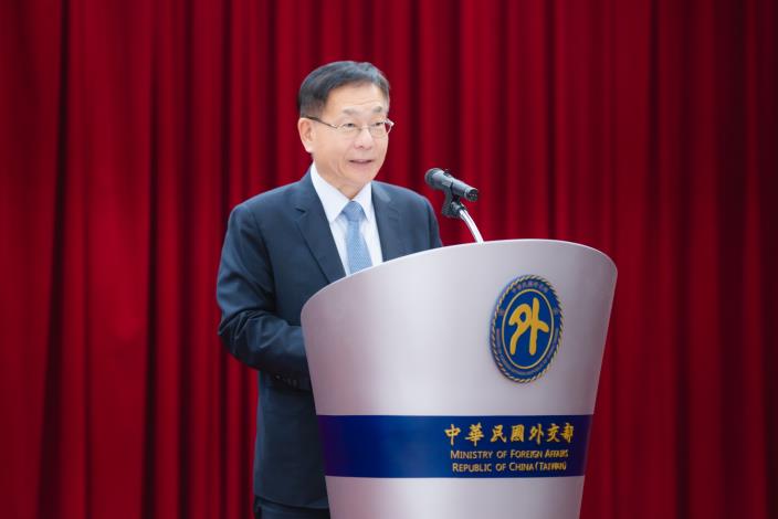 圖說一：外交部常務次長葛葆萱在授旗儀式致詞。