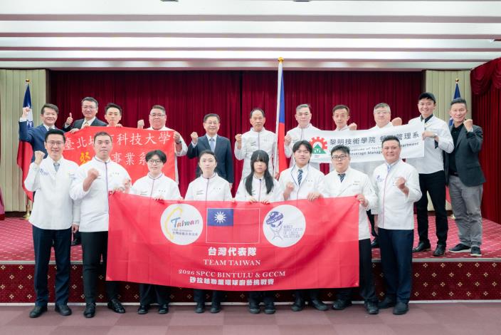 圖說三：外交部常務次長葛葆萱（後排左五）、NGO國際事務會副執行長康嘉棋（後排左一）及亞太司副總領事王韋龍（後排右一）與我國代表隊隊員及職員合影。