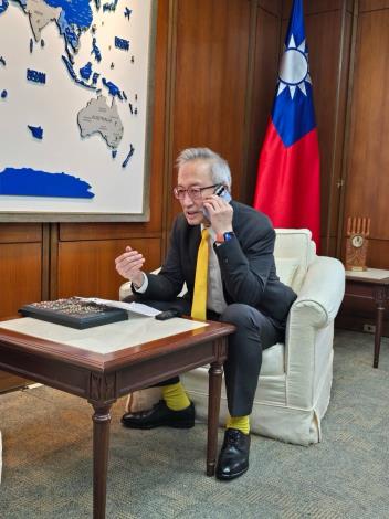 圖說：外交部政務次長吳志中接受《法國國際廣播電台》專訪，強調維持台海現狀符合國際共同利益，台灣將持續與理念相近國家合作維護區域和平。