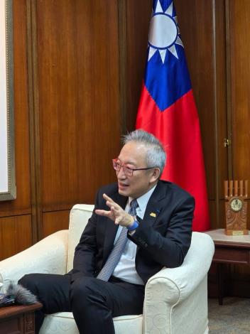 圖說二：外交部政務次長吳志中指出，台海航運攸關全球經濟與供應鏈安全，呼籲國際社會共同維護區域和平穩定及航行自由。